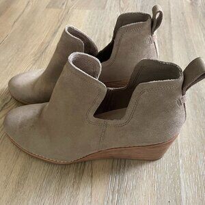 TOMS Kallie Wedge Cutout Boot Women's 8.5 Suede Ankle Booties Taupe-Grey Tan!